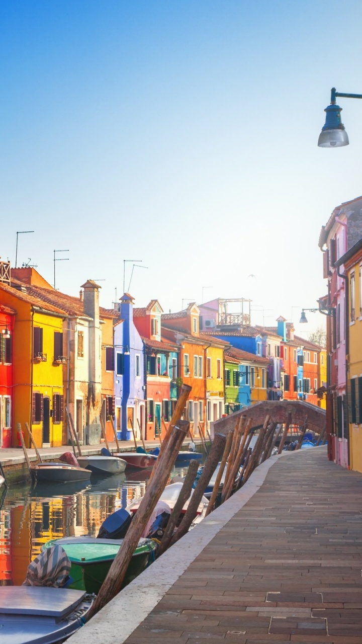 Обои водный путь, соседство, городок, канал, небо в разрешении 720x1280