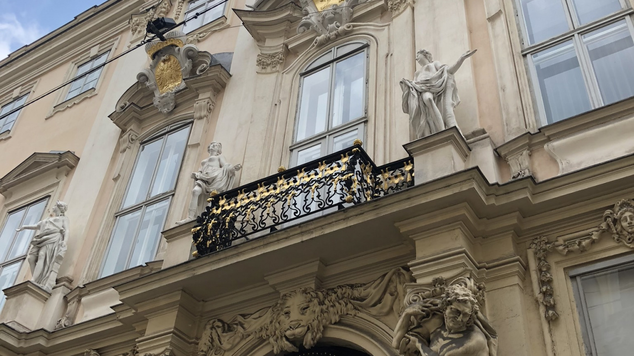 Обои ориентир, окно, классическая архитектура, архитектура, фасад в разрешении 1280x720