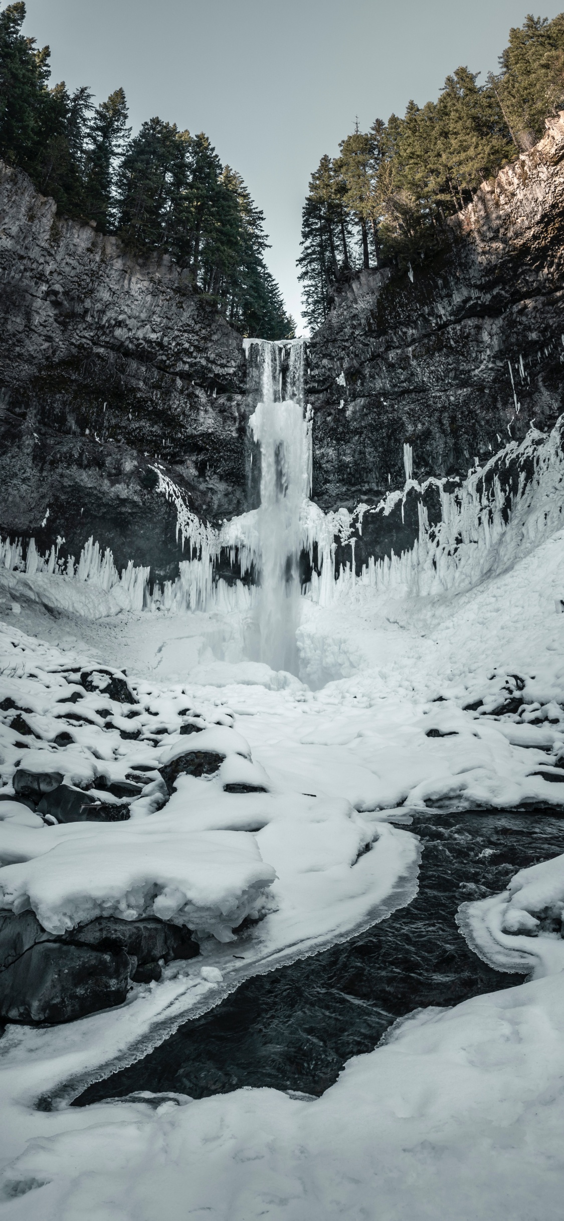 Обои водопад, природа, вода, зима, снег в разрешении 1125x2436