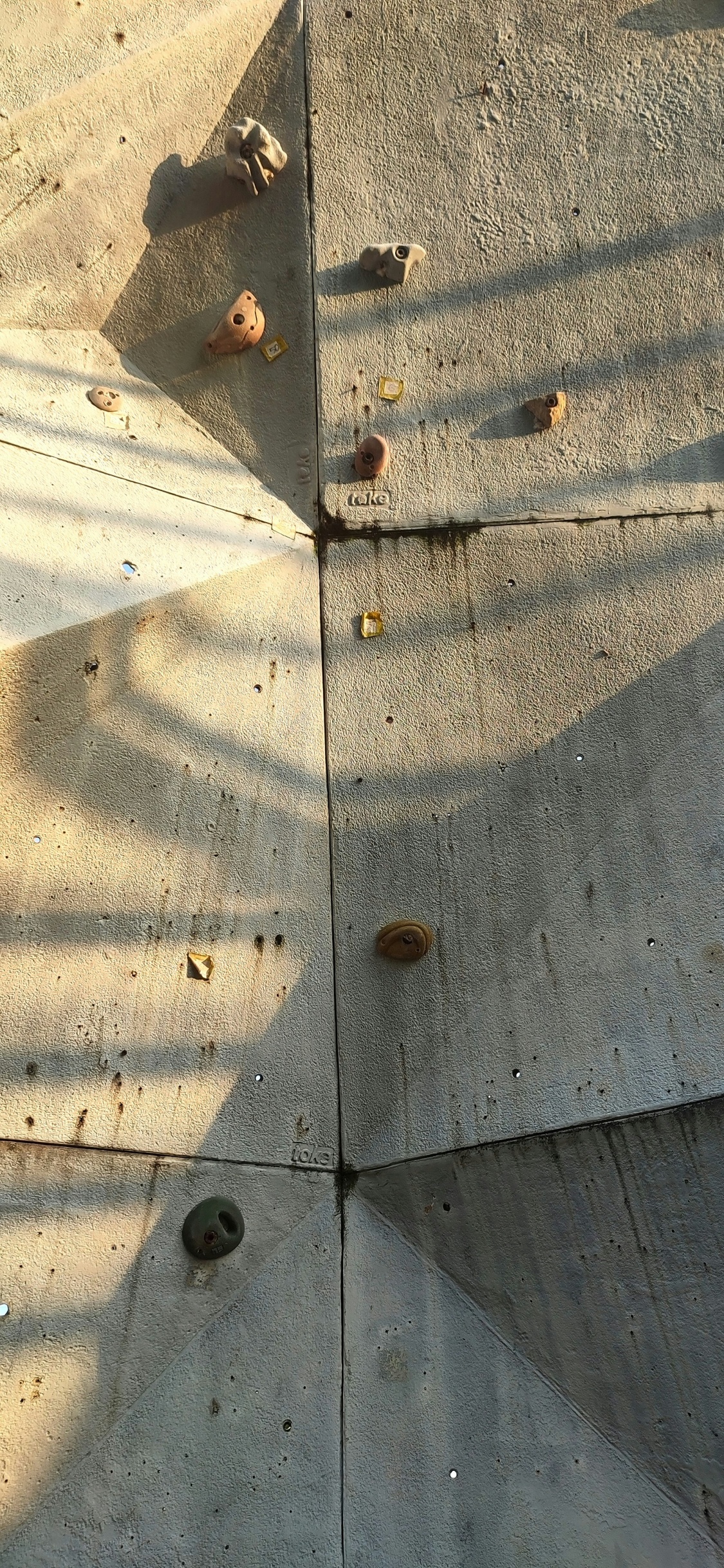 Обои бетон, восхождение, скалодром, упражнение, боулдеринг в разрешении 1125x2436