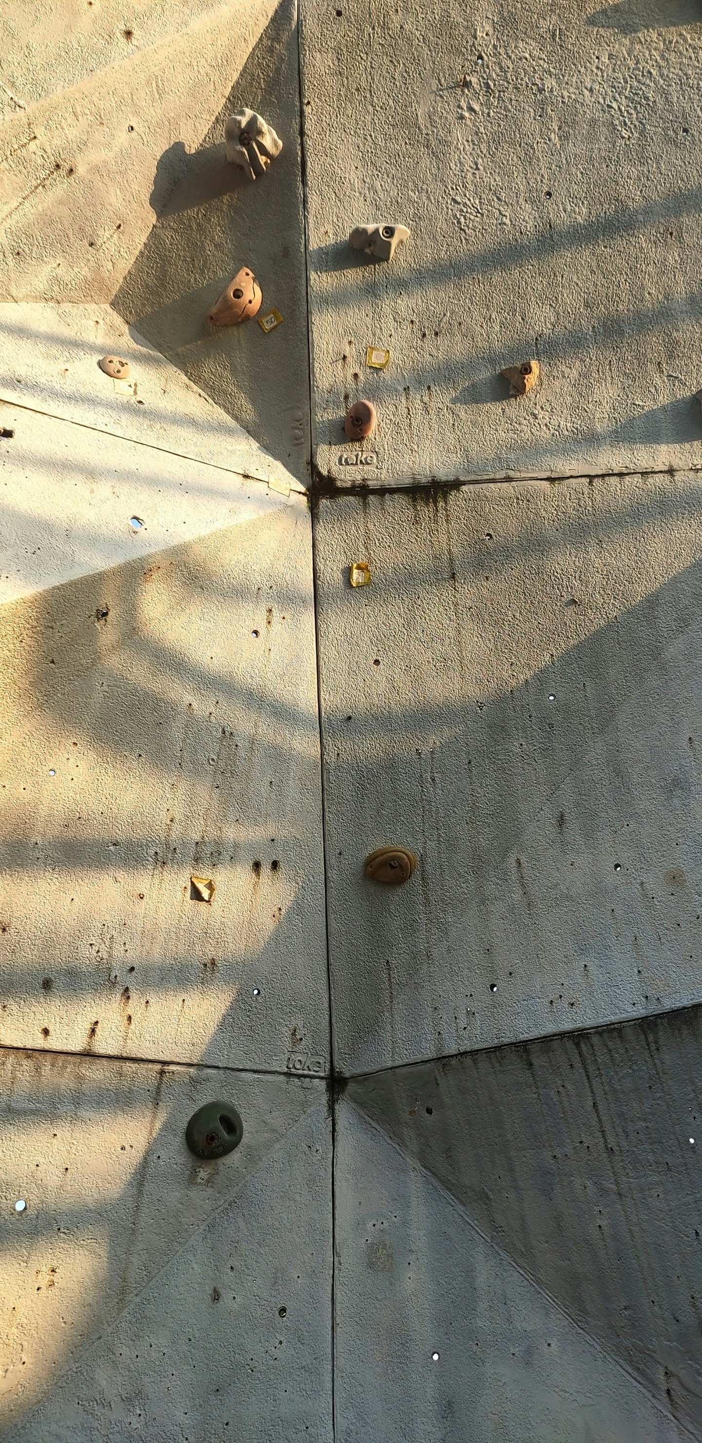 Обои бетон, восхождение, скалодром, упражнение, боулдеринг в разрешении 1440x2960