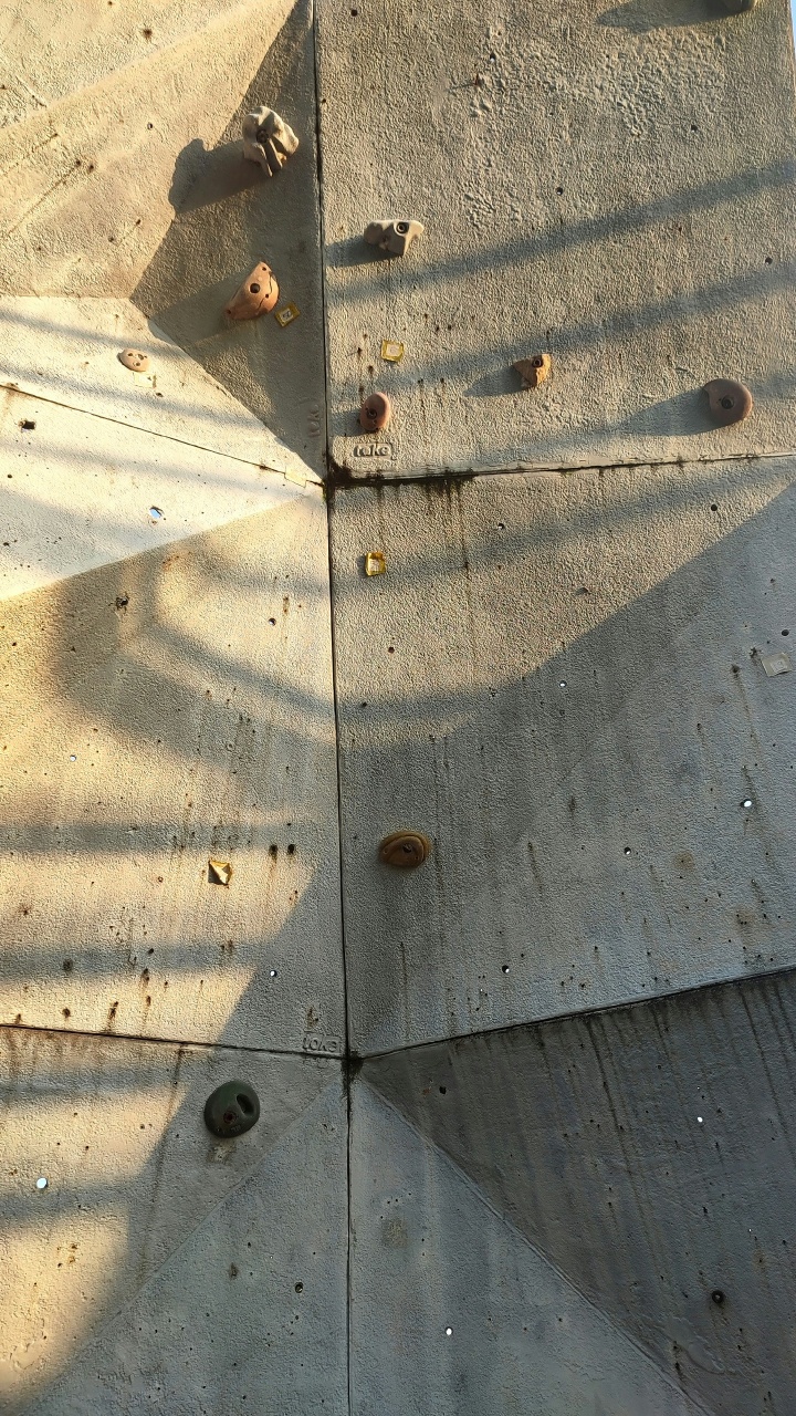 Обои бетон, восхождение, скалодром, упражнение, боулдеринг в разрешении 720x1280