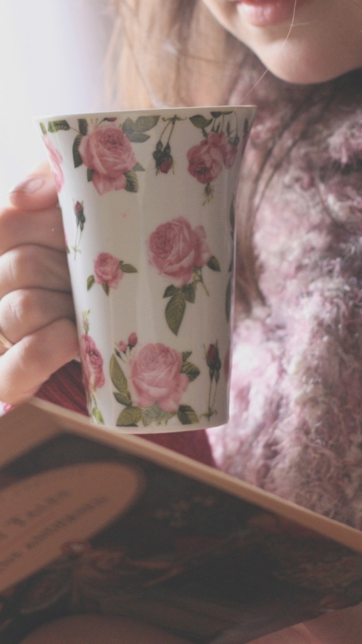 Обои розовый, чтение, чашка, напиток, чай в разрешении 720x1280