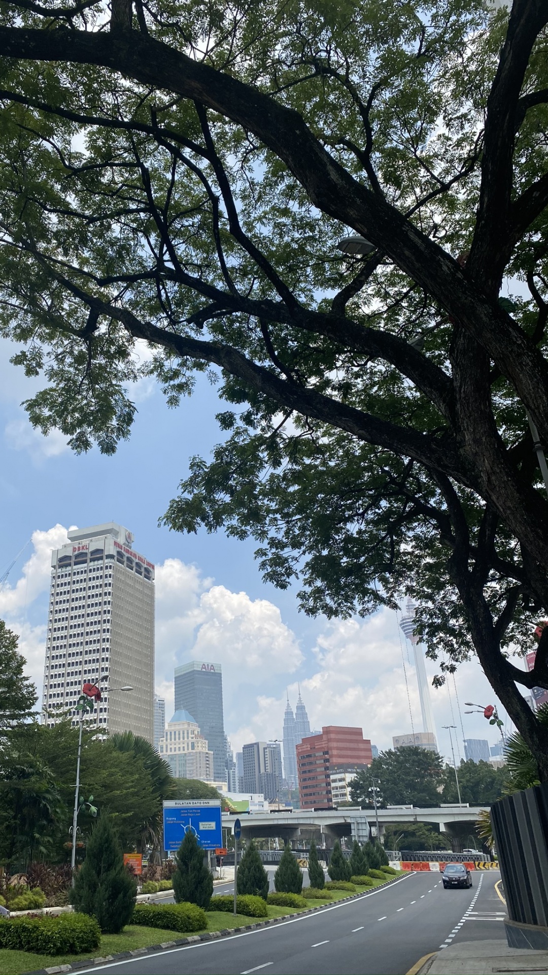 Обои Куала Лумпур, Малайзия, дорога, дневное время, соседство в разрешении 1080x1920