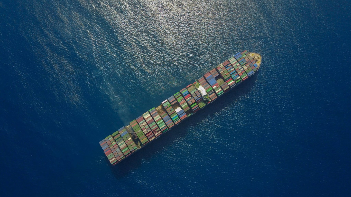 Обои корабль, грузовые перевозки, интермодальный контейнер, грузовое судно, груз в разрешении 1366x768