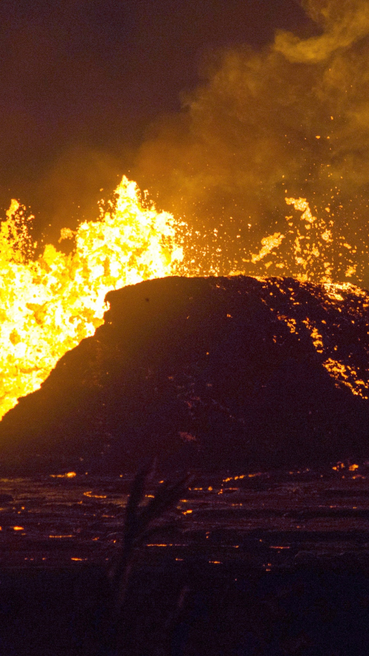 Обои Лейлани Эстейтс, вулкан, лава, типы вулканических извержений, вулканического рельефа в разрешении 750x1334