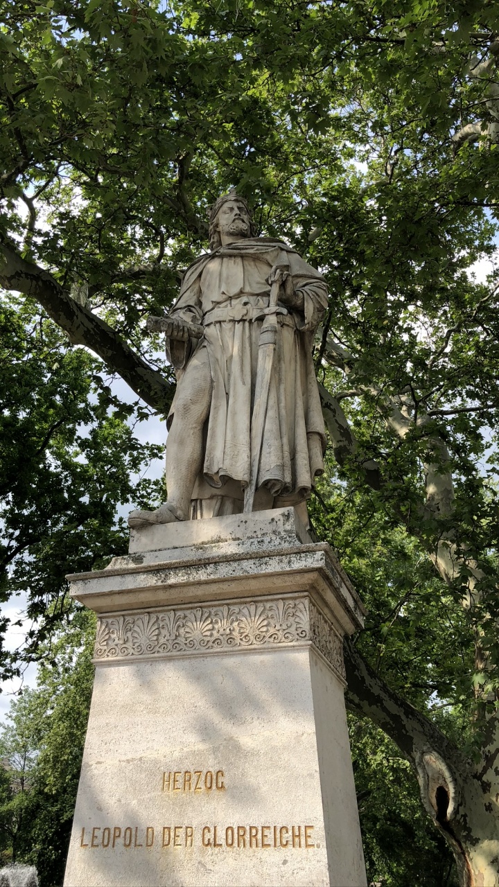 Обои статуя, памятник николая графа салма, резьба по камню, скульптура, ориентир в разрешении 720x1280