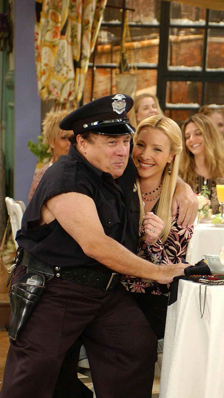 Обои Денни Девито, Рейчел Грин, Фиби Буффе, событие, поздний завтрак в разрешении 750x1334