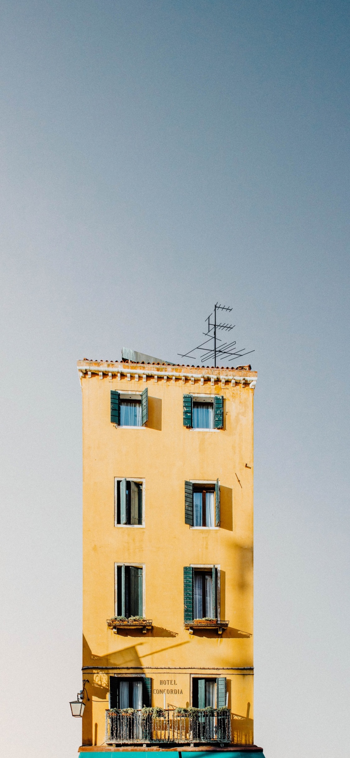 Обои окно, здание, прямоугольник, башня, кондоминиум в разрешении 1125x2436