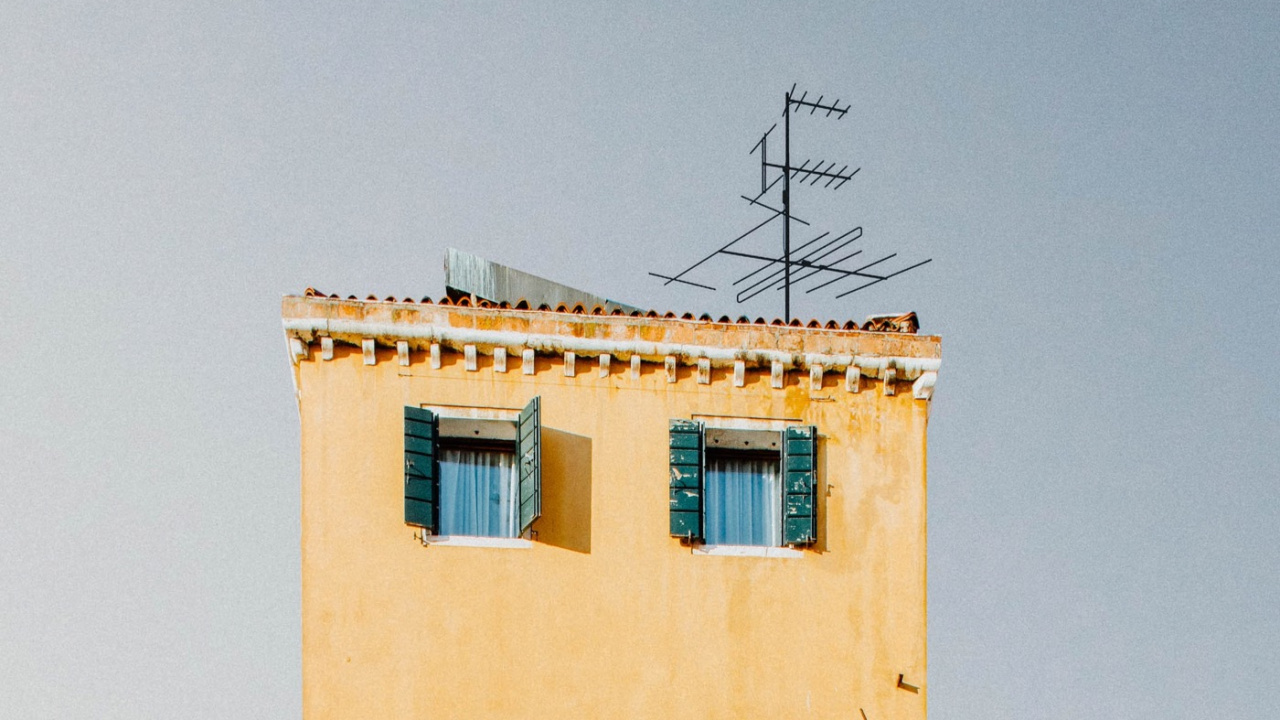 Обои окно, здание, прямоугольник, башня, кондоминиум в разрешении 1280x720