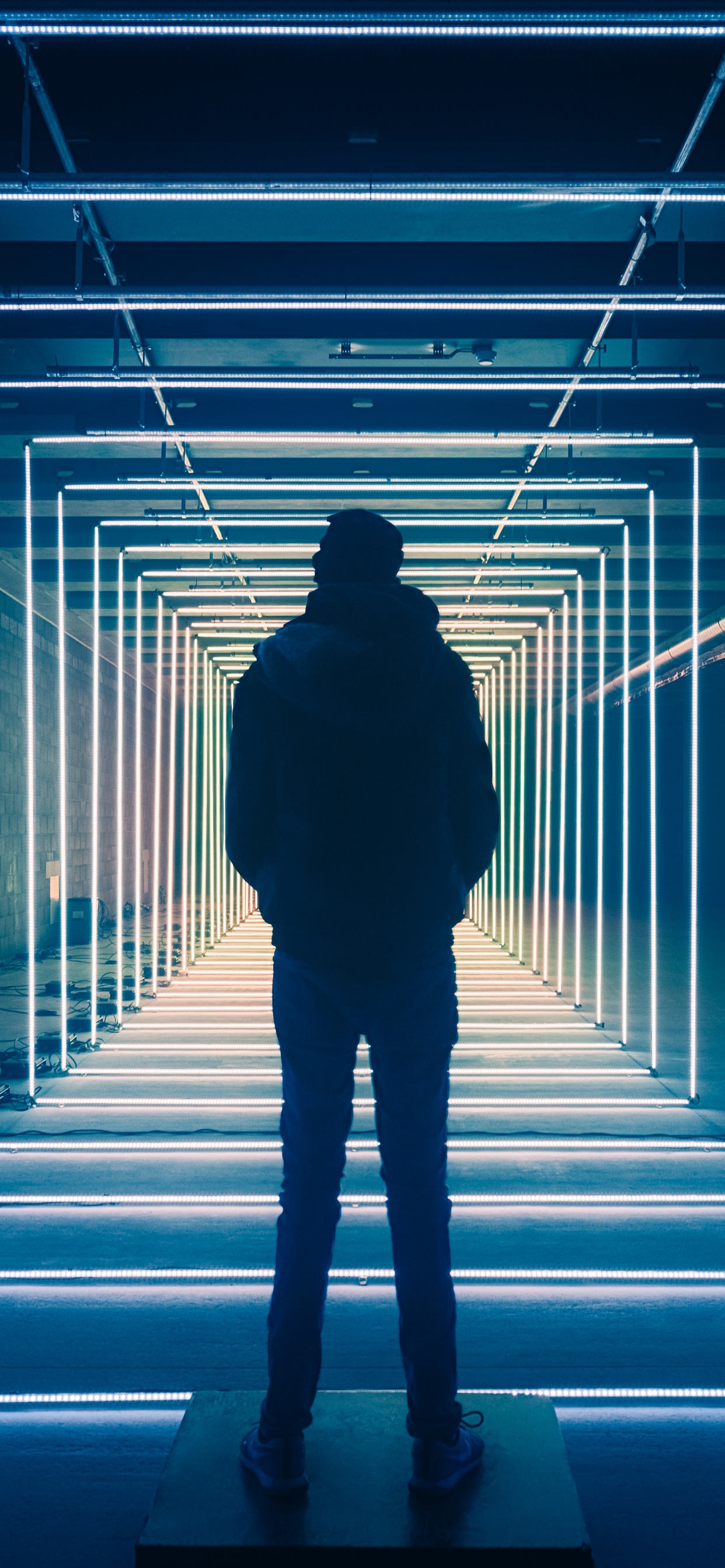 Обои свет, синий, черный, темнота, стояние в разрешении 1242x2688