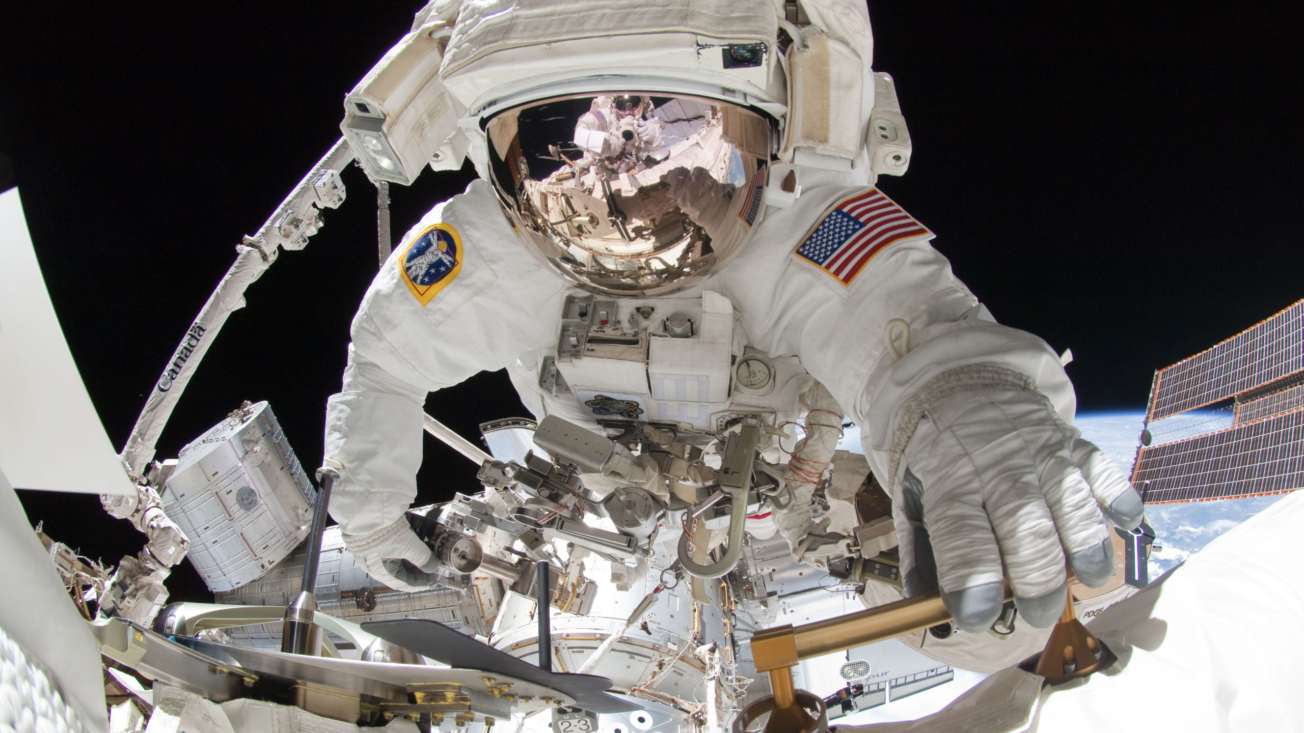 Обои Международная космическая станция, внекорабельная деятельность, НАСА, шаттл индевор, Астронавтов НАСА в разрешении 2560x1440