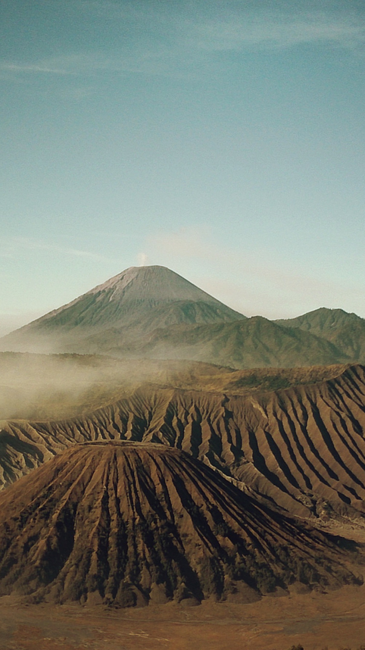 Обои Гора Бромо, вулкан, вулканического рельефа, щитовой вулкан, потухший вулкан в разрешении 750x1334