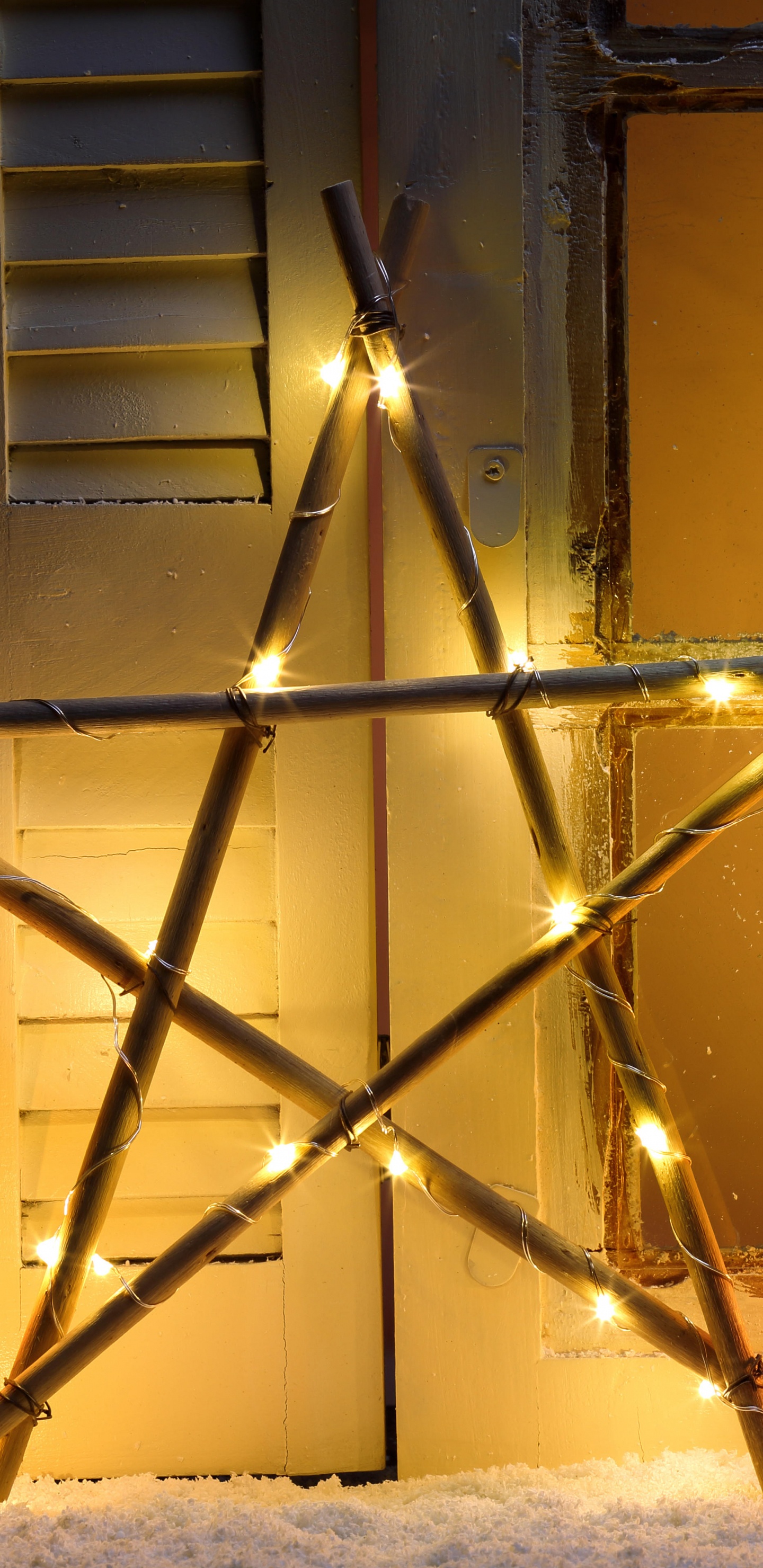 Обои Рождественский день, Рождественские украшения, освещение, вечер, желтый в разрешении 1440x2960