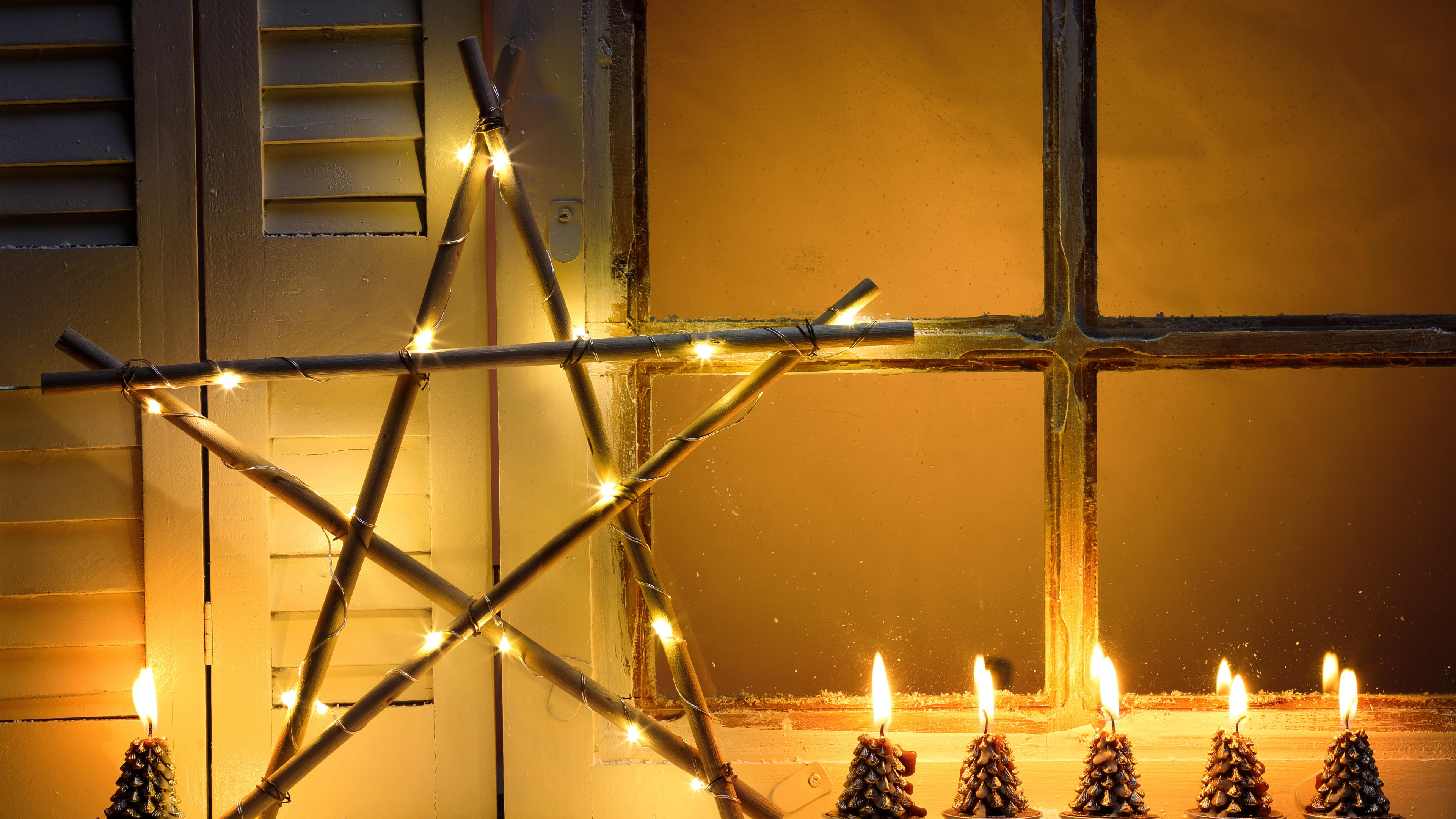 Обои Рождественский день, Рождественские украшения, освещение, вечер, желтый в разрешении 3840x2160