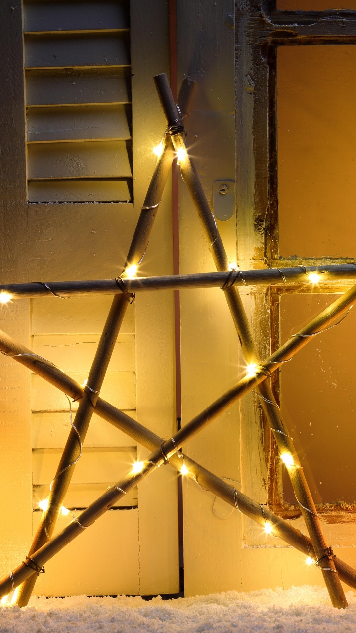 Обои Рождественский день, Рождественские украшения, освещение, вечер, желтый в разрешении 720x1280