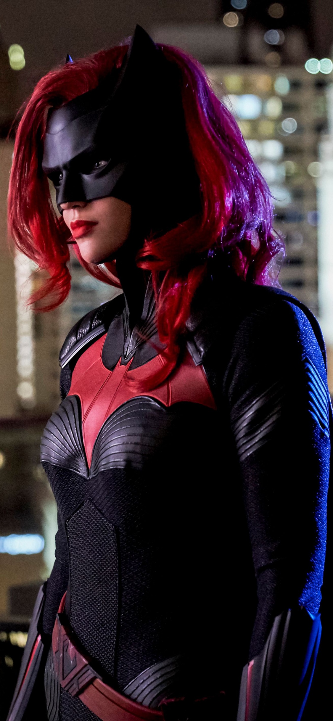 Обои Бэтвумен СW, розовый, Бэтмен, город, ЗП в разрешении 1125x2436