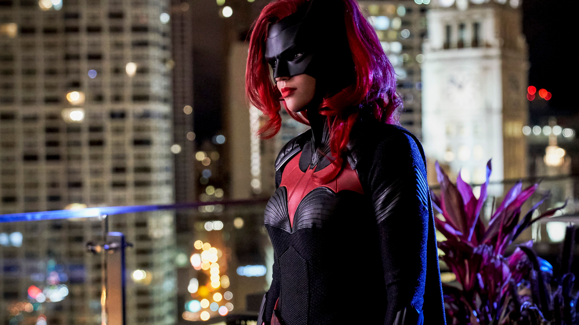 Обои Бэтвумен СW, розовый, Бэтмен, город, ЗП в разрешении 1920x1080