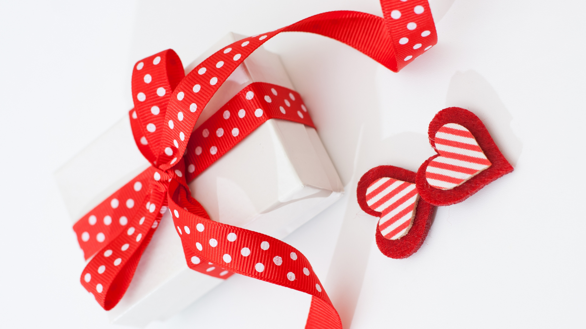 Обои День Святого Валентина, лента, красный цвет, модный аксессуар, галстук-бабочка в разрешении 1920x1080