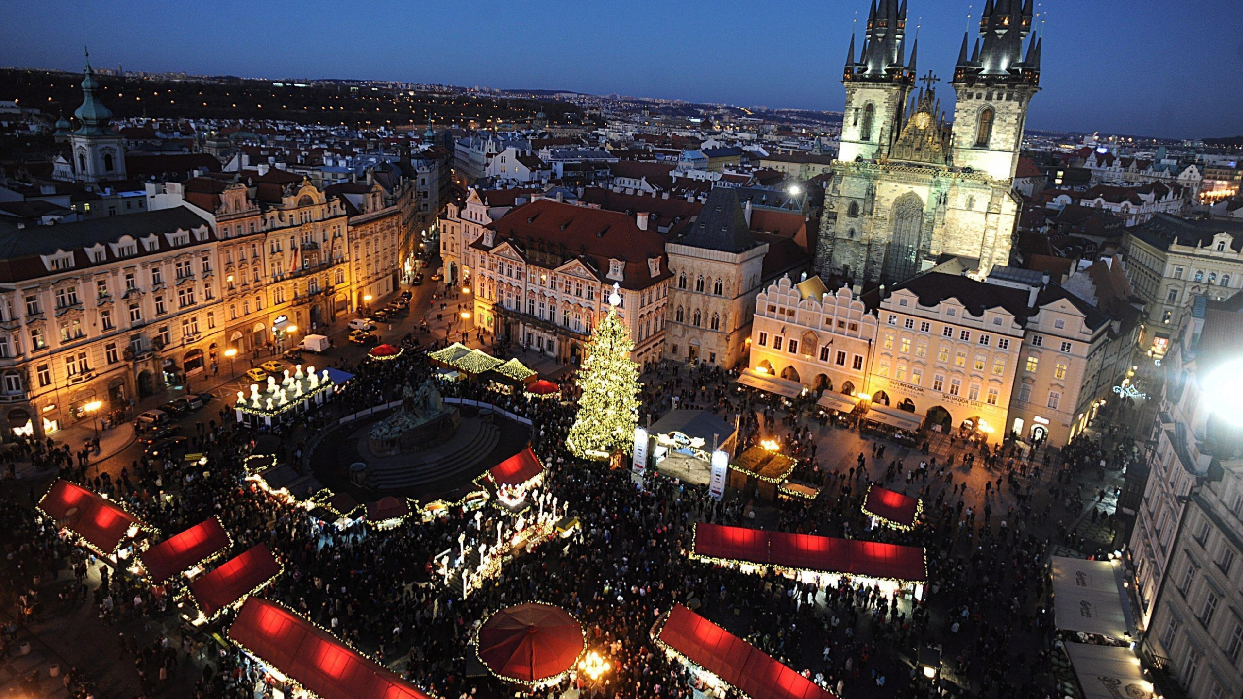 Обои Прага, Рождественский день, Рождественский рынок, ориентир, город в разрешении 2560x1440