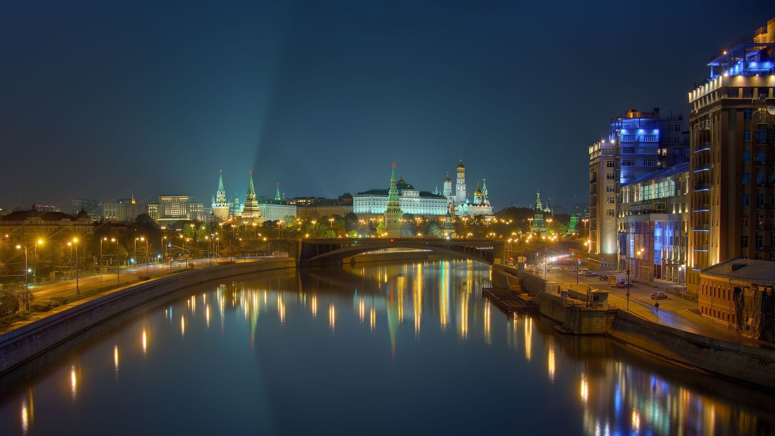 Обои ночь, городской пейзаж, город, городской район, отражение в разрешении 2560x1440