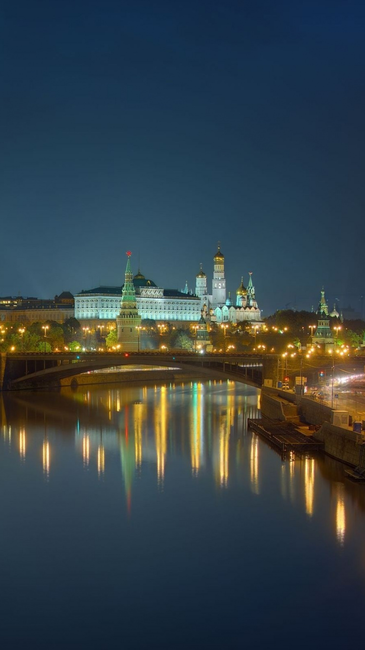 Обои ночь, городской пейзаж, город, городской район, отражение в разрешении 750x1334