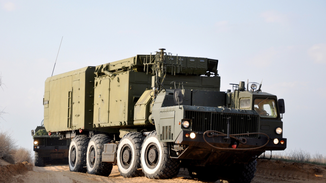 Обои грузовик, военнослужащие, транспорт, броневик, военные в разрешении 1366x768