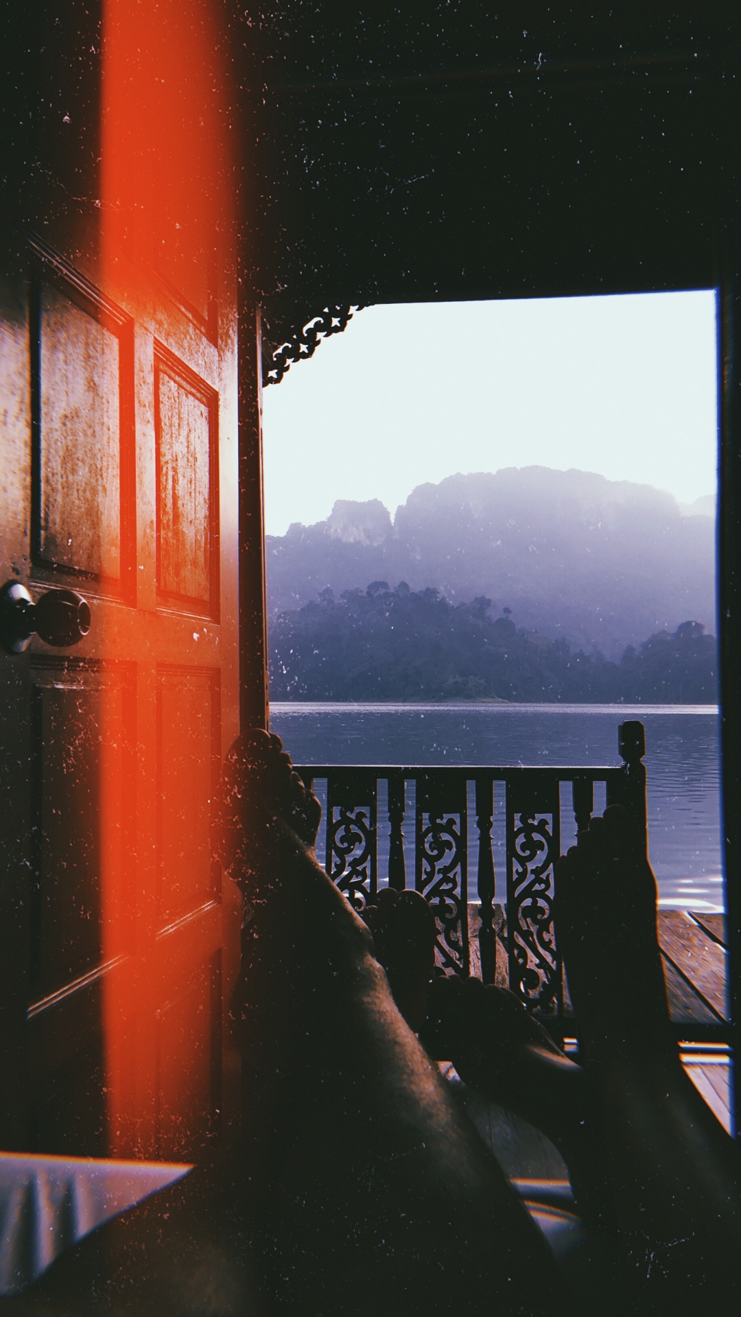 Обои отражение, вода, математика, геометрия, полутона и оттенки в разрешении 1080x1920