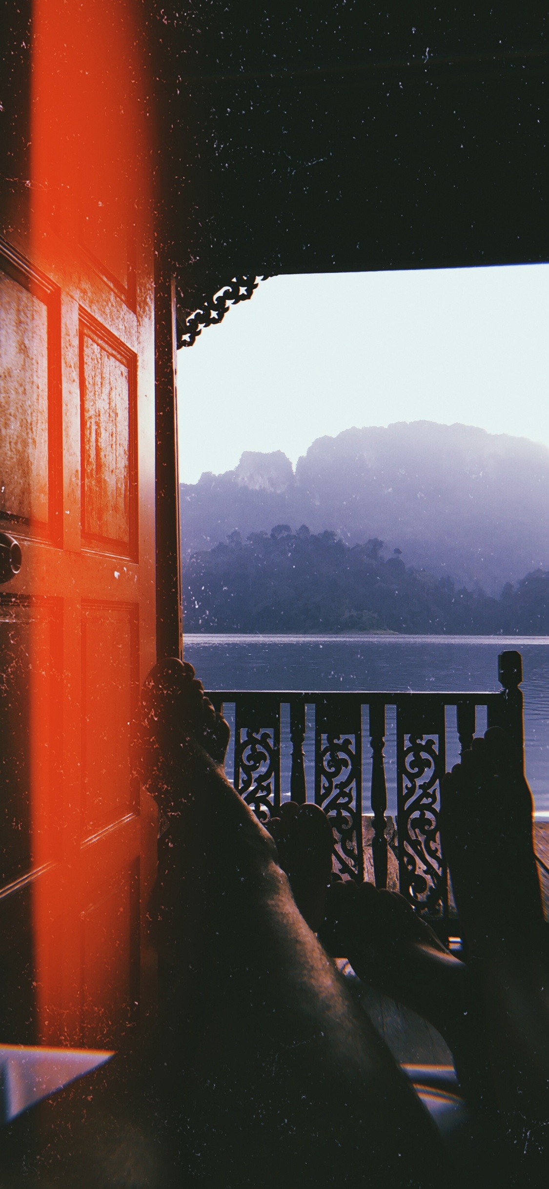 Обои отражение, вода, математика, геометрия, полутона и оттенки в разрешении 1125x2436