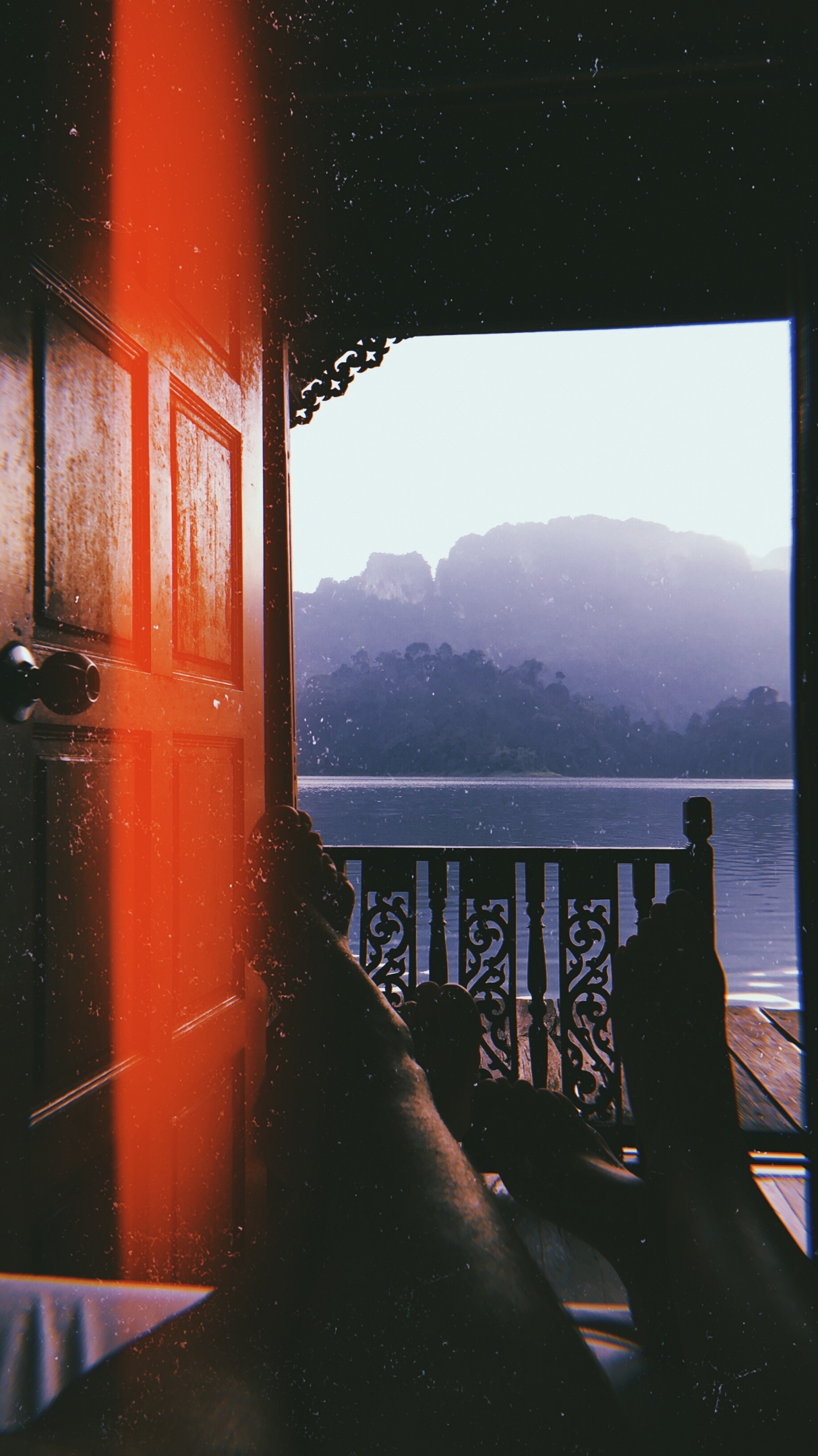 Обои отражение, вода, математика, геометрия, полутона и оттенки в разрешении 1440x2560