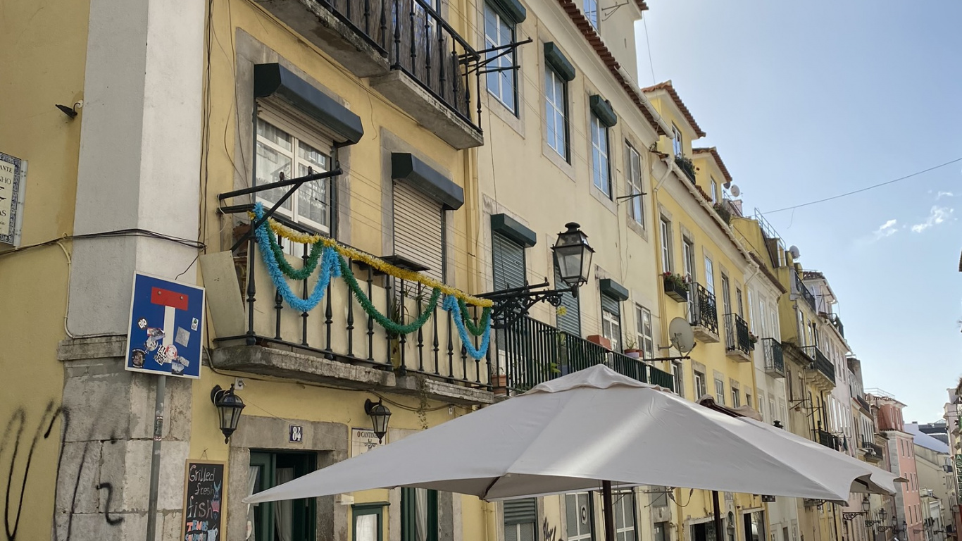 Обои квартира, недвижимость, туризм, окно, соседство в разрешении 1366x768