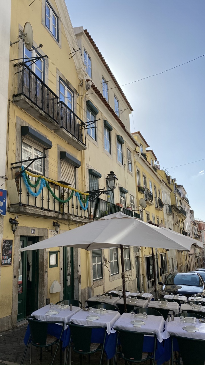 Обои квартира, недвижимость, туризм, окно, соседство в разрешении 720x1280