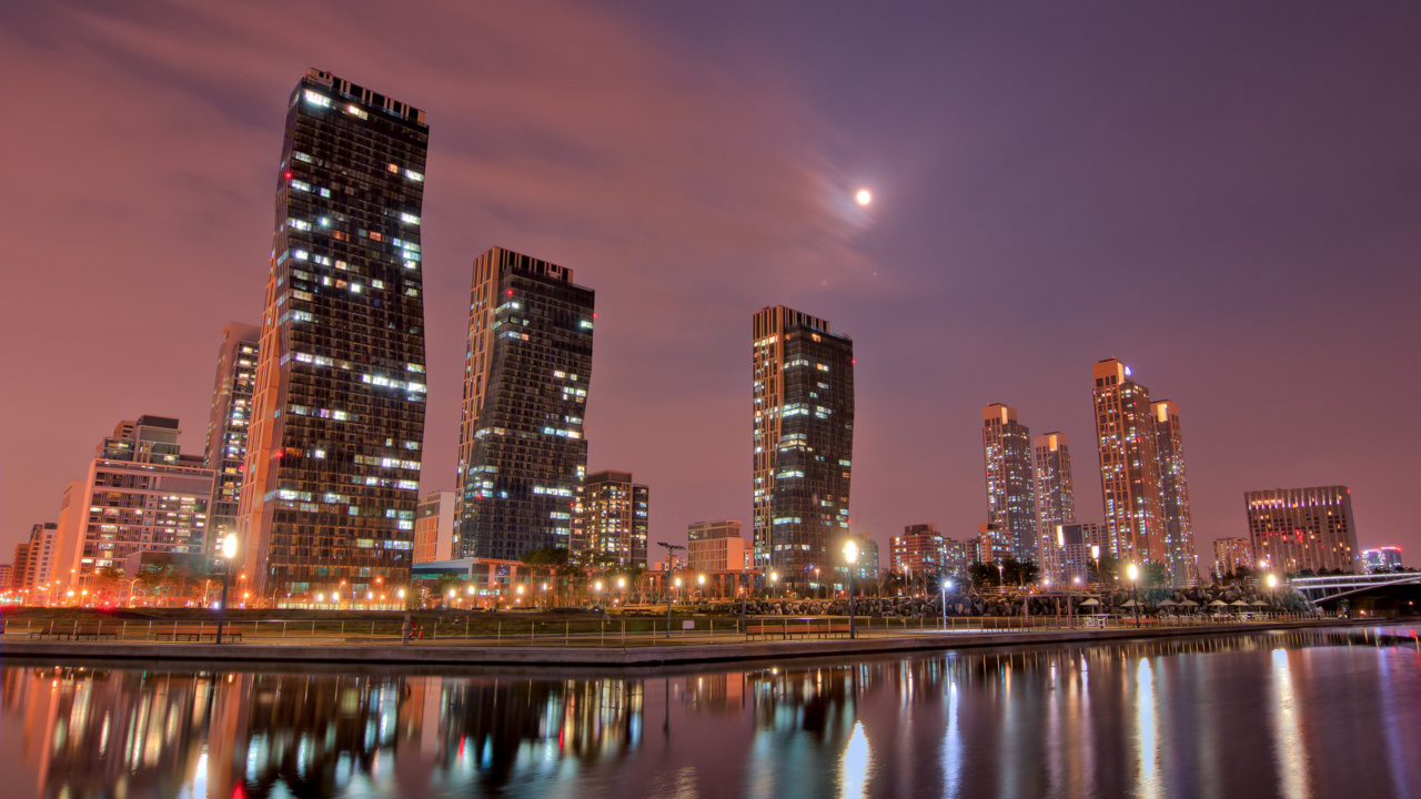 Обои луна, городской пейзаж, город, линия горизонта, ночь в разрешении 1280x720