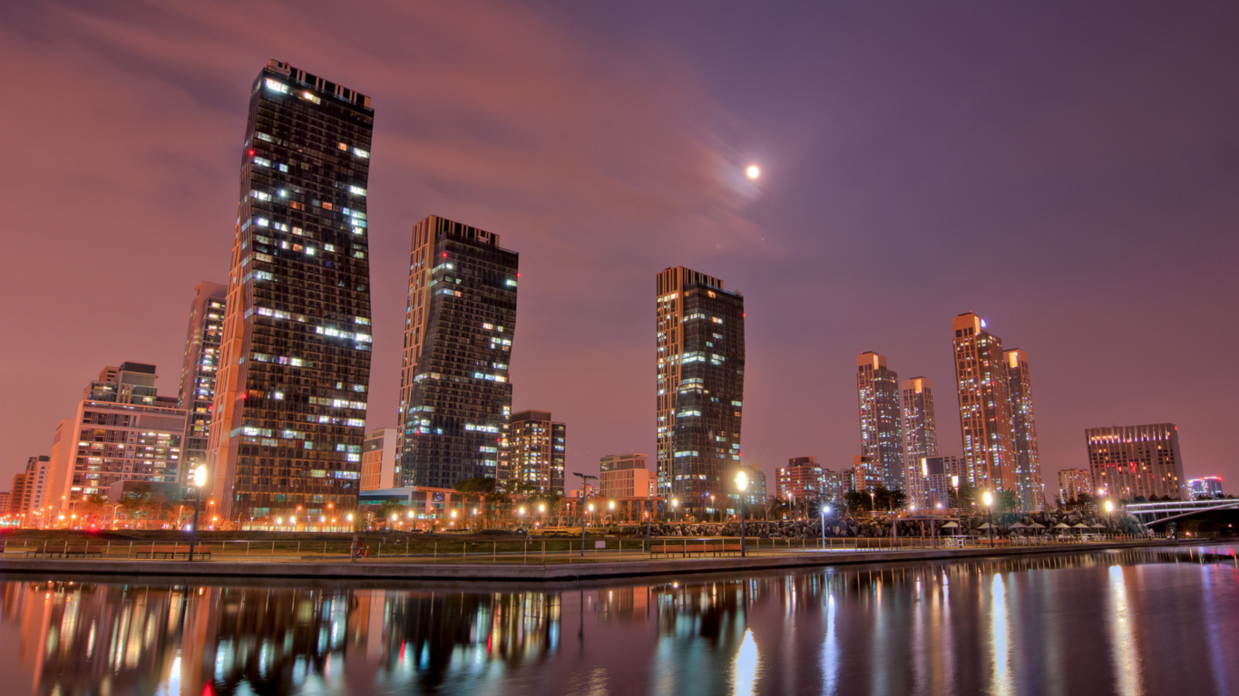 Обои луна, городской пейзаж, город, линия горизонта, ночь в разрешении 1366x768