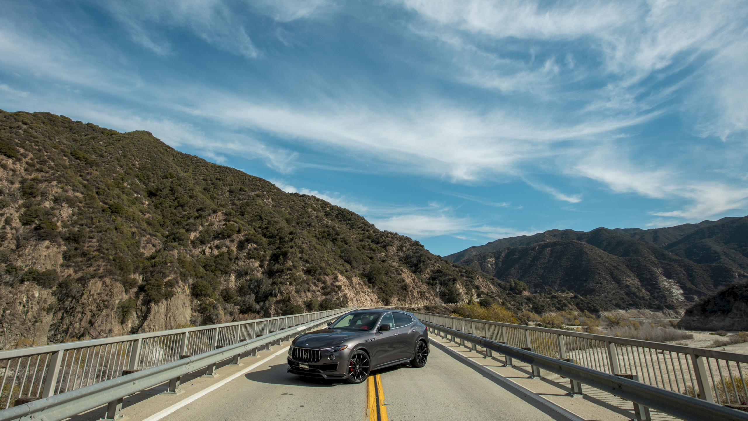 Обои авто, Мазерати, дорога, горный рельеф, магистраль в разрешении 2560x1440