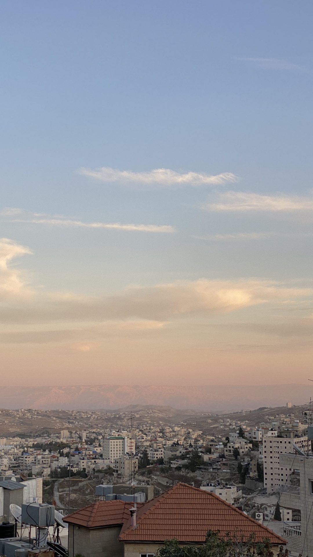 Обои небоскреб, дневное время, соседство, жилой район, город в разрешении 1080x1920