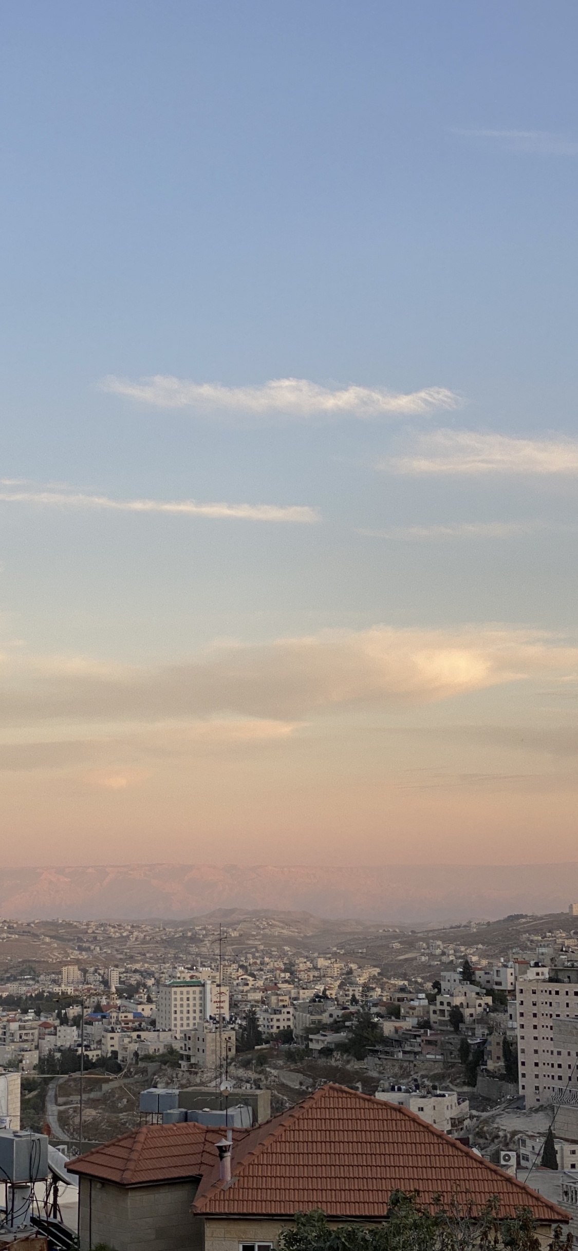 Обои небоскреб, дневное время, соседство, жилой район, город в разрешении 1125x2436