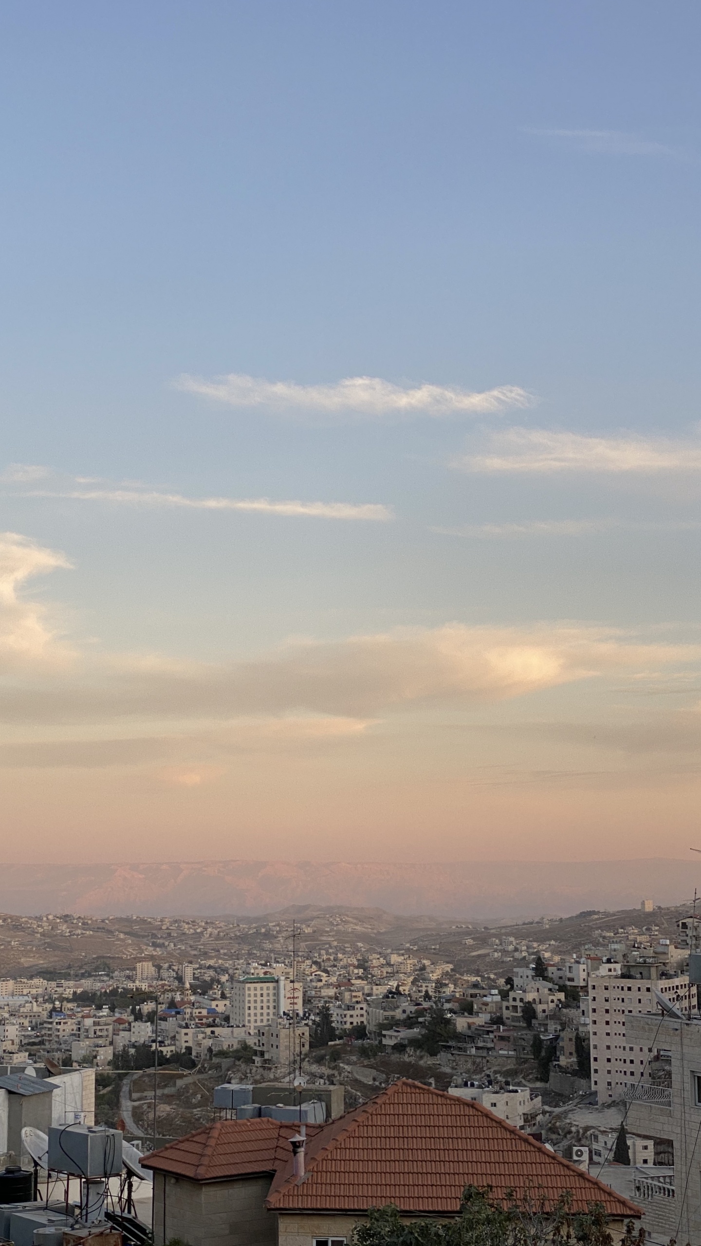 Обои небоскреб, дневное время, соседство, жилой район, город в разрешении 1440x2560