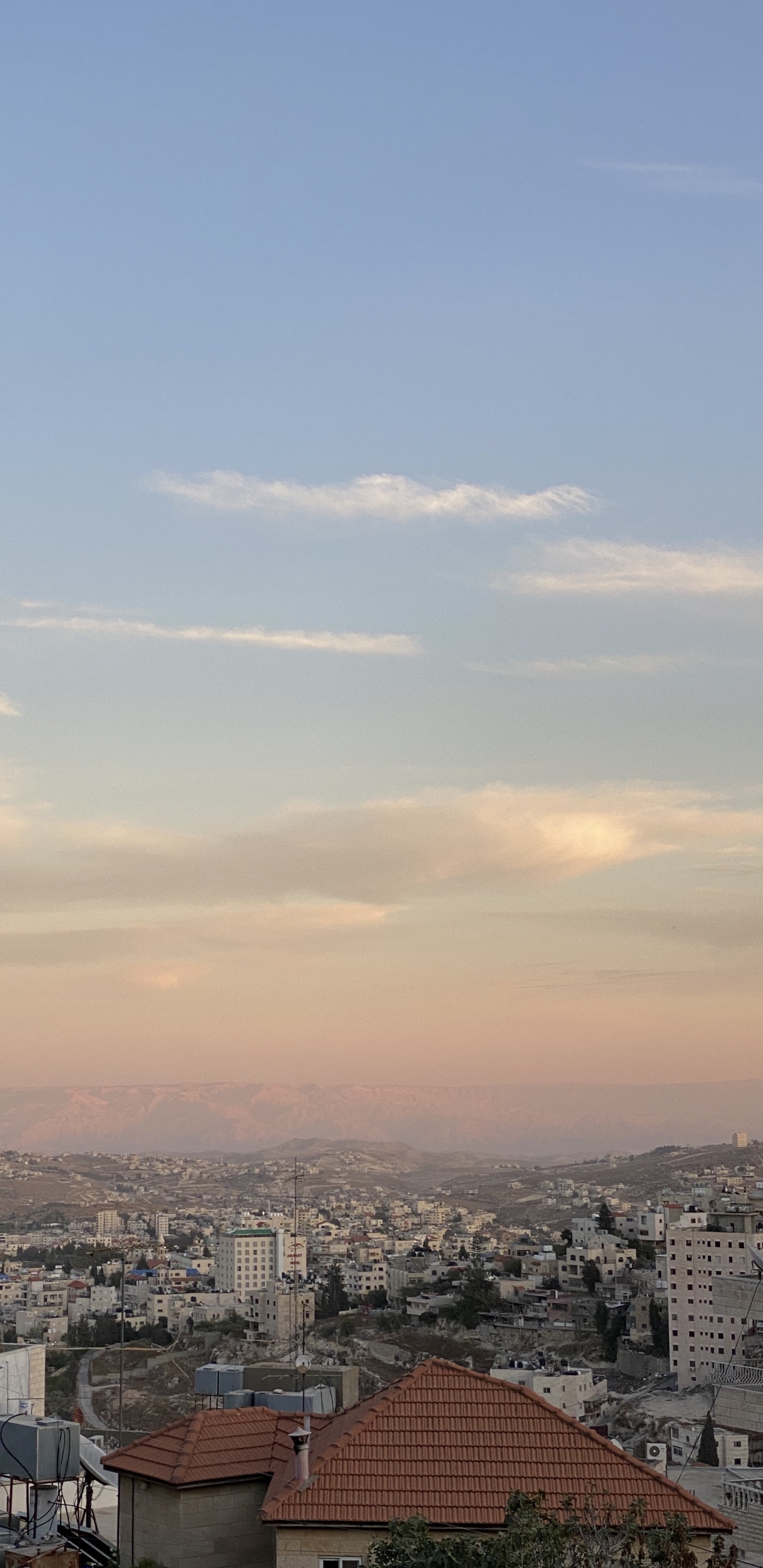 Обои небоскреб, дневное время, соседство, жилой район, город в разрешении 1440x2960