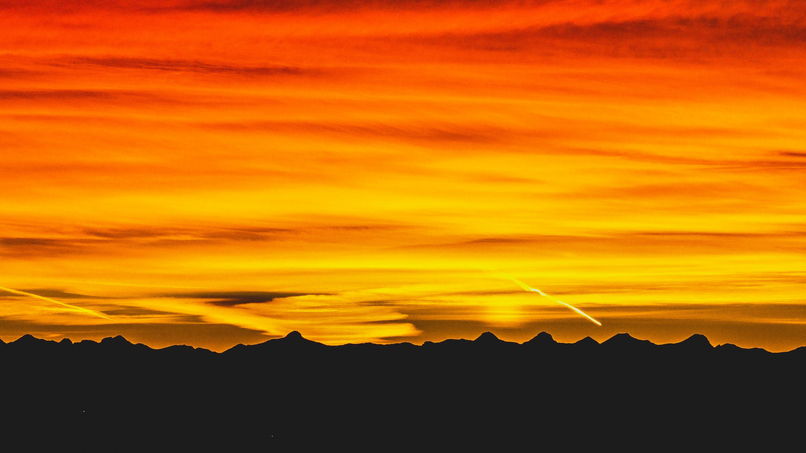 Обои закат, послесвечение, горизонт, красный цвет, восход солнца в разрешении 2560x1440