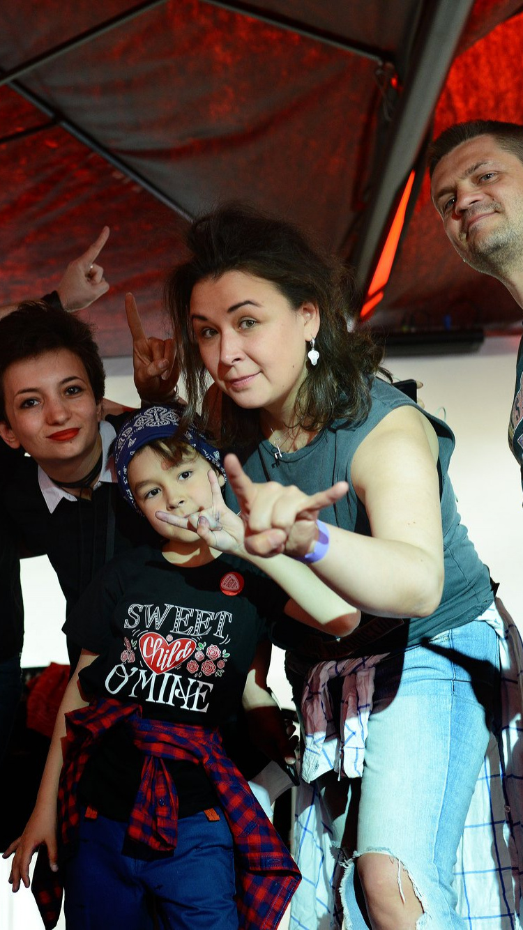 Обои социальная группа, толпа, событие, Представление, банда в разрешении 750x1334