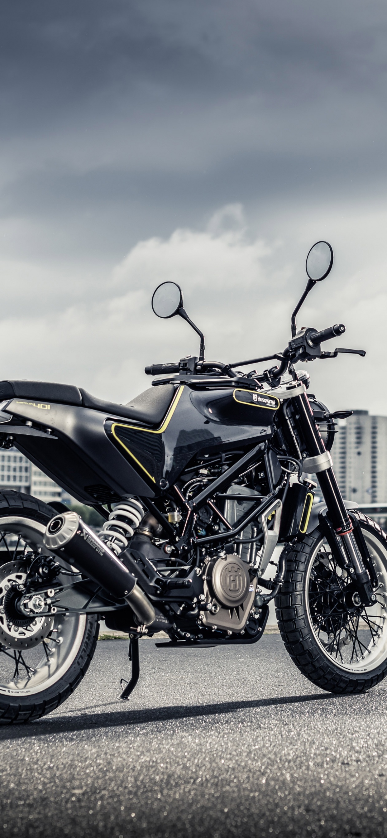 Обои мотоциклы Husqvarna, мотоцикл, авто, городской район, автомобильные шины в разрешении 1242x2688