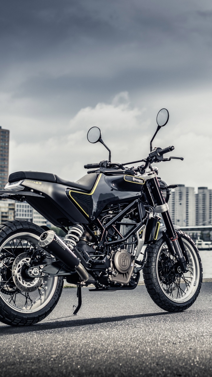 Обои мотоциклы Husqvarna, мотоцикл, авто, городской район, автомобильные шины в разрешении 720x1280