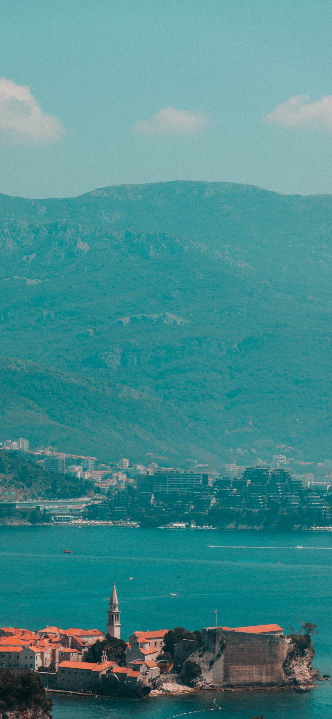 Обои microsoft azure, зеленый, облако, озеро, вода в разрешении 1125x2436