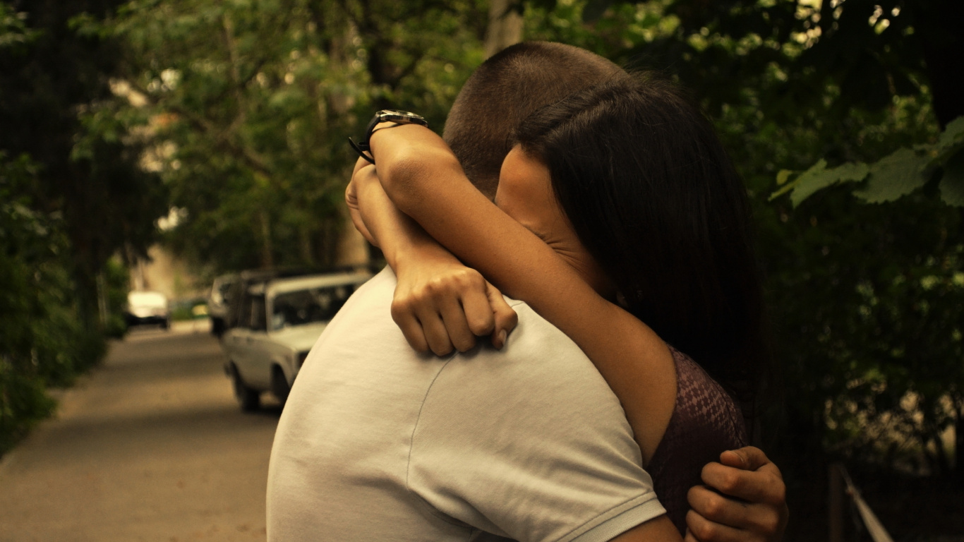 Обои крепкое объятие, пара, плечо, дерево, любовь в разрешении 1366x768