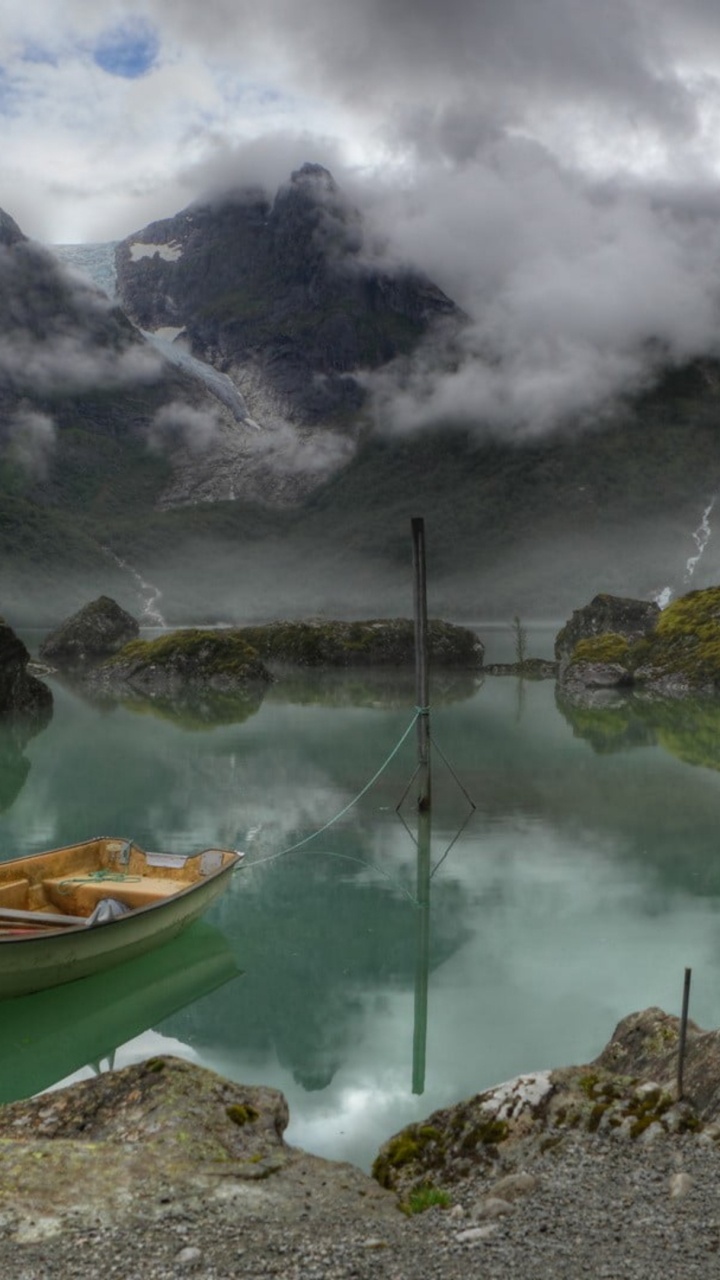 Обои облако, вода, лодка, гидроресурсы, гора в разрешении 720x1280