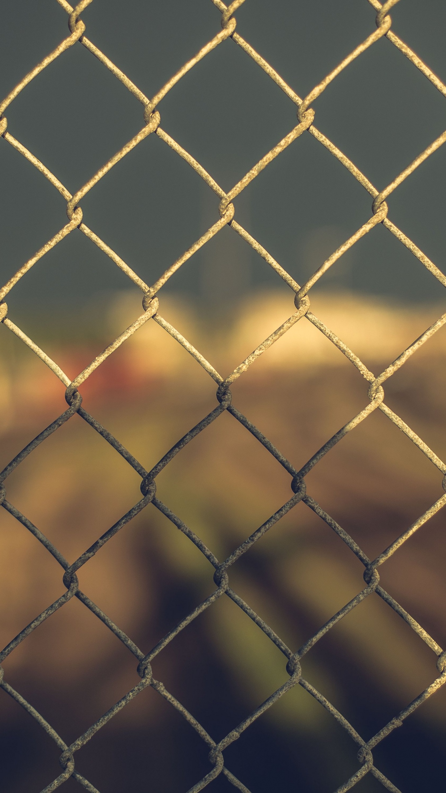 Обои ячейка, ограждать провода, узор, металл, свет в разрешении 1440x2560