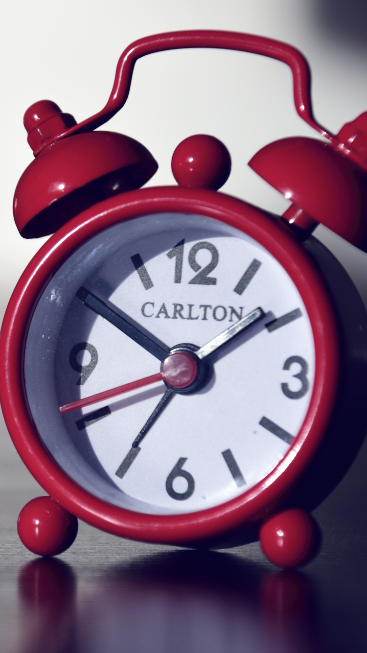 Обои будильник, красный цвет, домашние аксессуары, дизайн интерьера, натюрморт в разрешении 750x1334