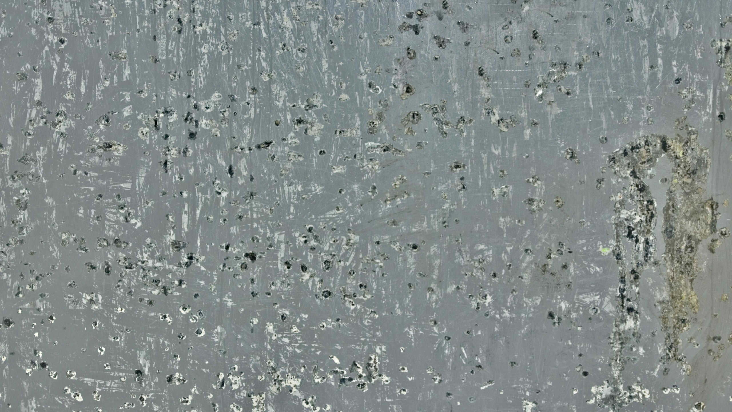 Обои бетон, цемент, металл, вода, дорога в разрешении 2560x1440