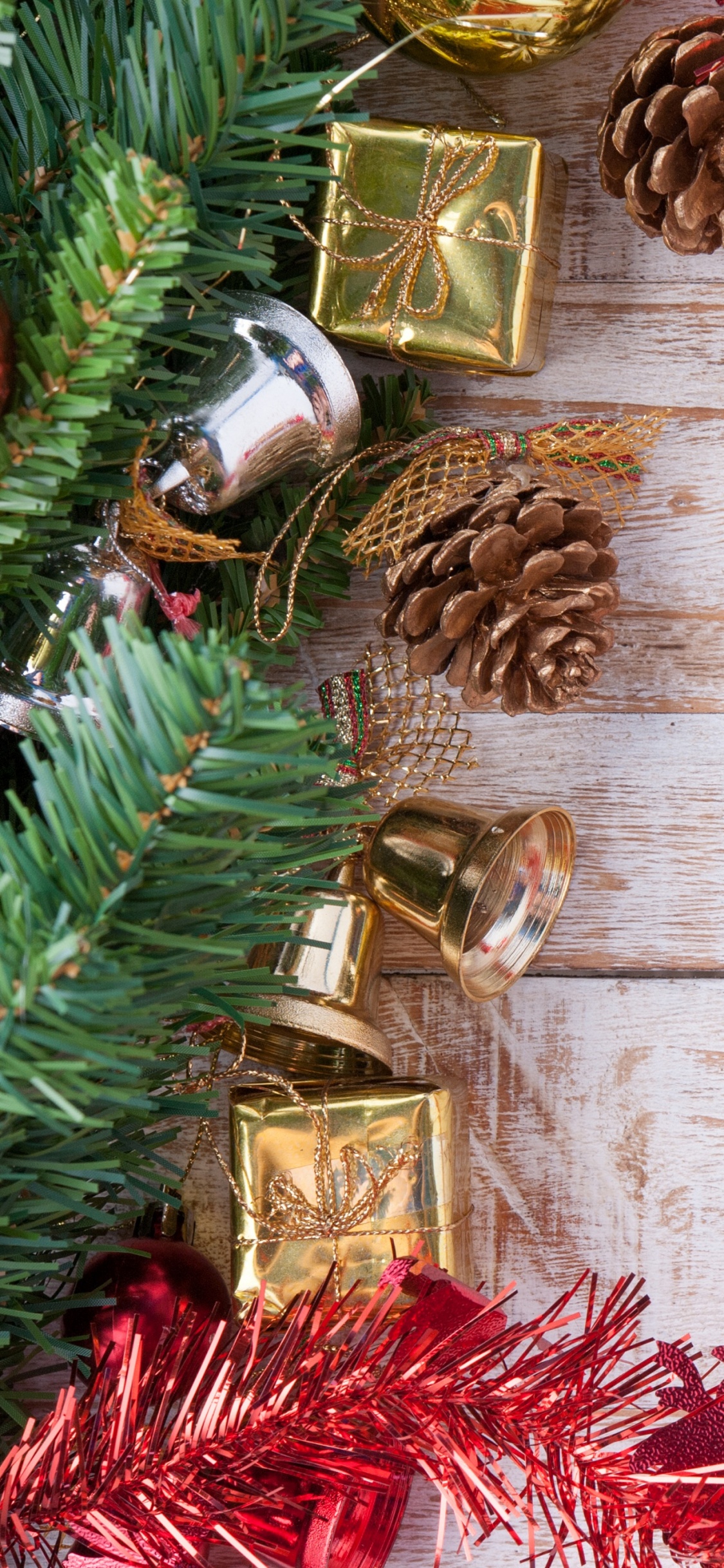 Обои Новый год, праздник, Рождественский день, Рождественские украшения, рождественский орнамент в разрешении 1125x2436